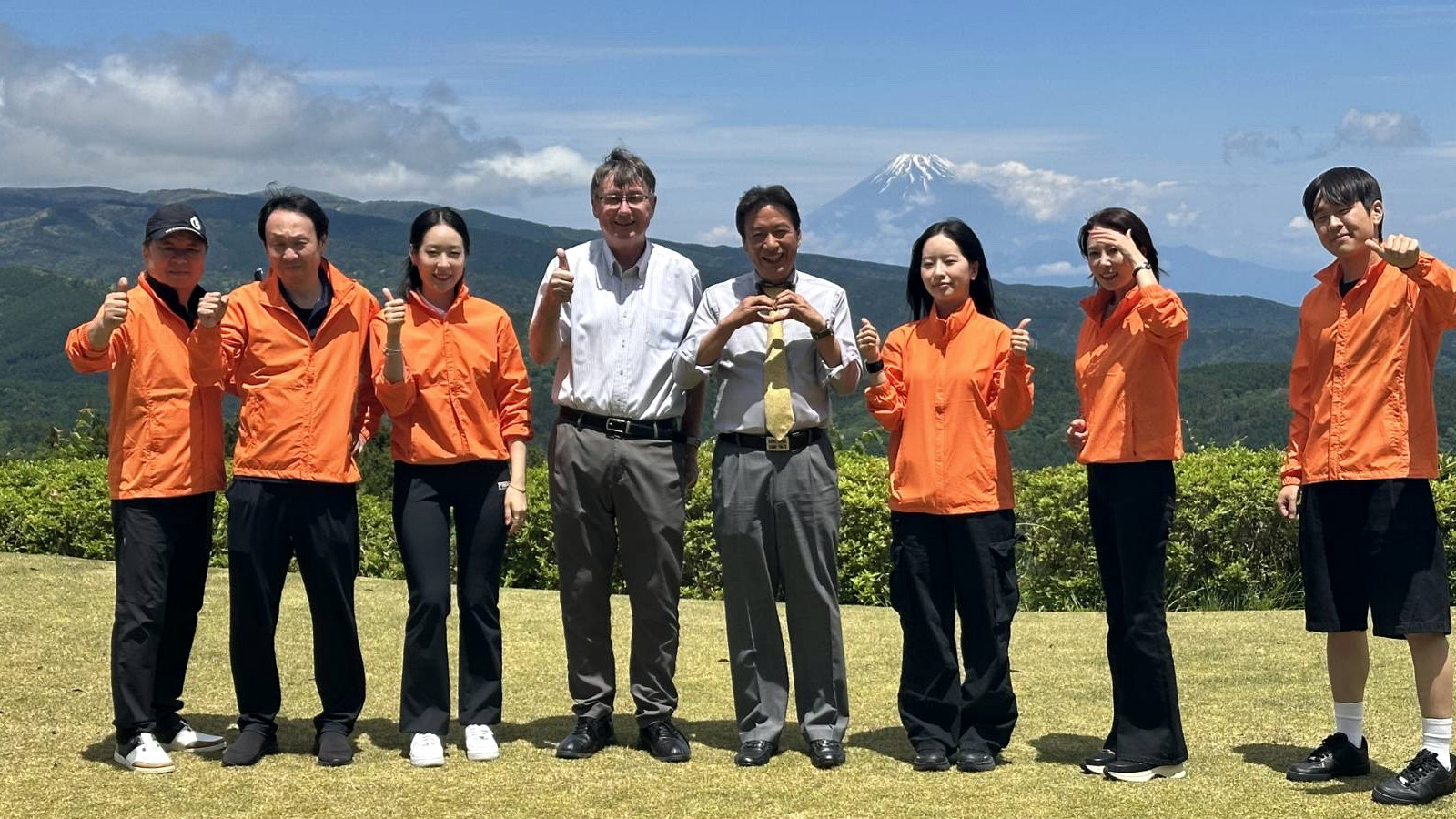赛事期间 GOLFKING 与相关人员在现场支持赛事及国际交流